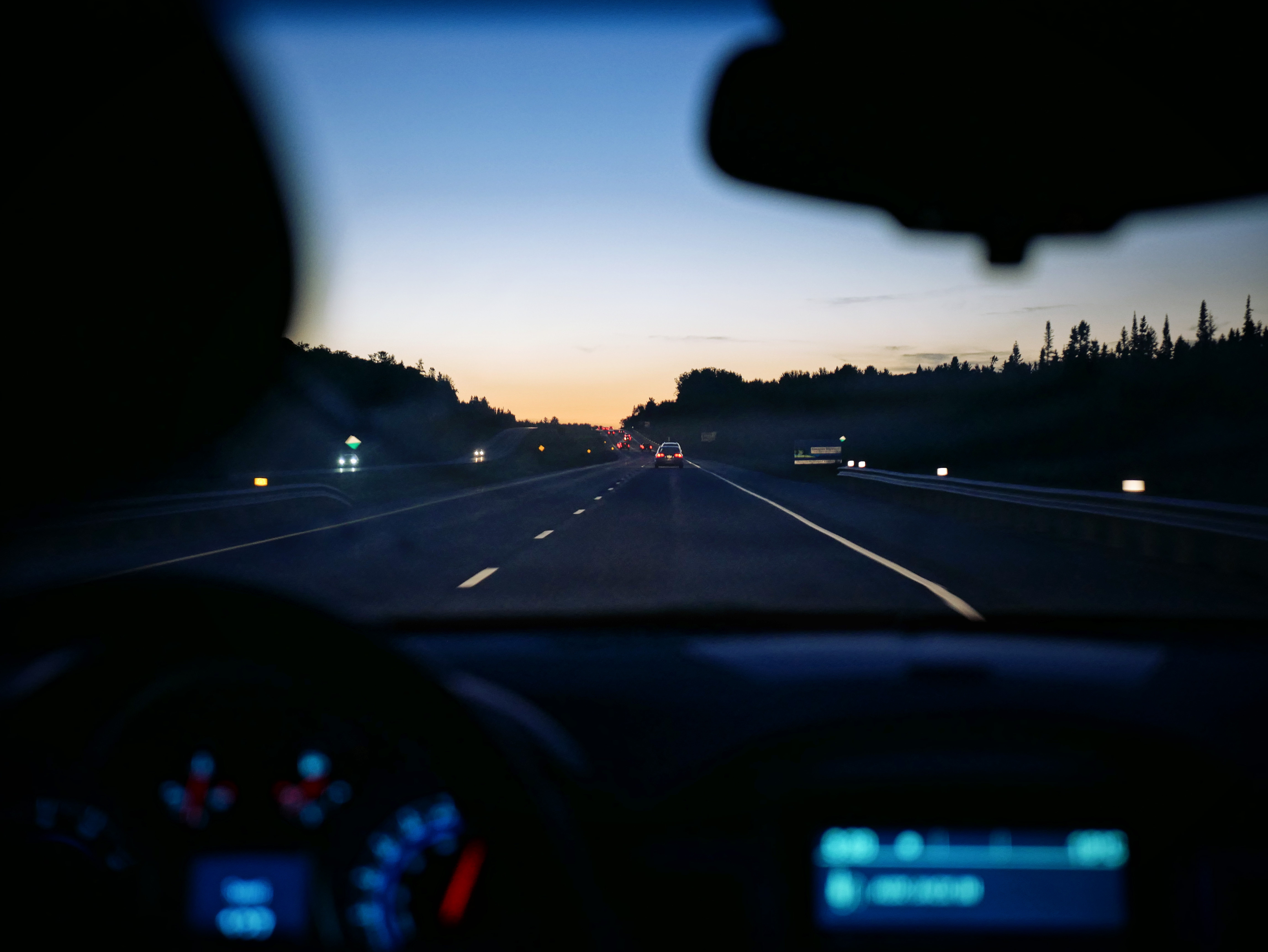 Viaje_en_coche_por_la_noche_(Unsplash)
