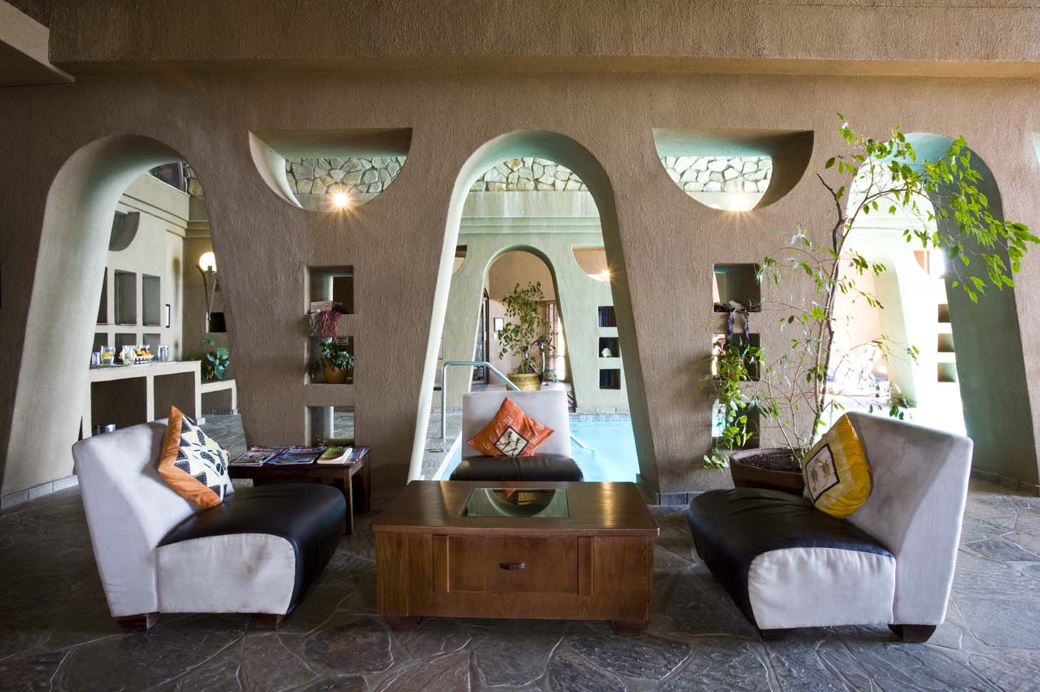 Recepción y zona de piscina del GocheGanas Wellness centre