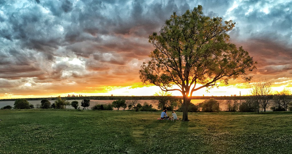 Disfruta tu tarde viendo el hermoso atardecer en Dallas